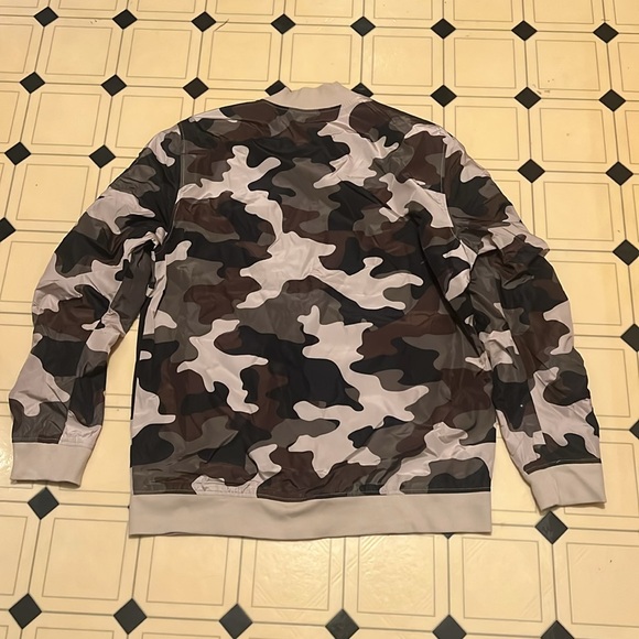 Elwood side pocket camouflage lightweight zip down jacket size XL EUC - Picture 6 of 6